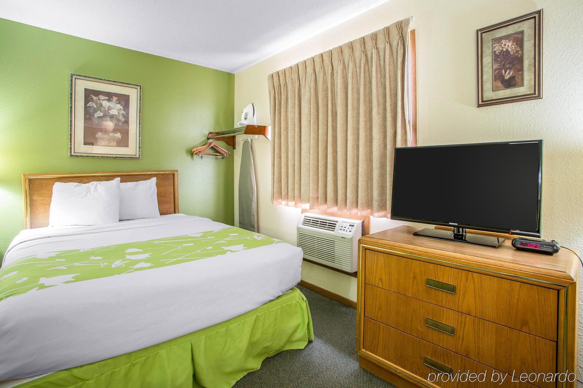 Econo Lodge Inn & Suites Дюбюк Екстер'єр фото