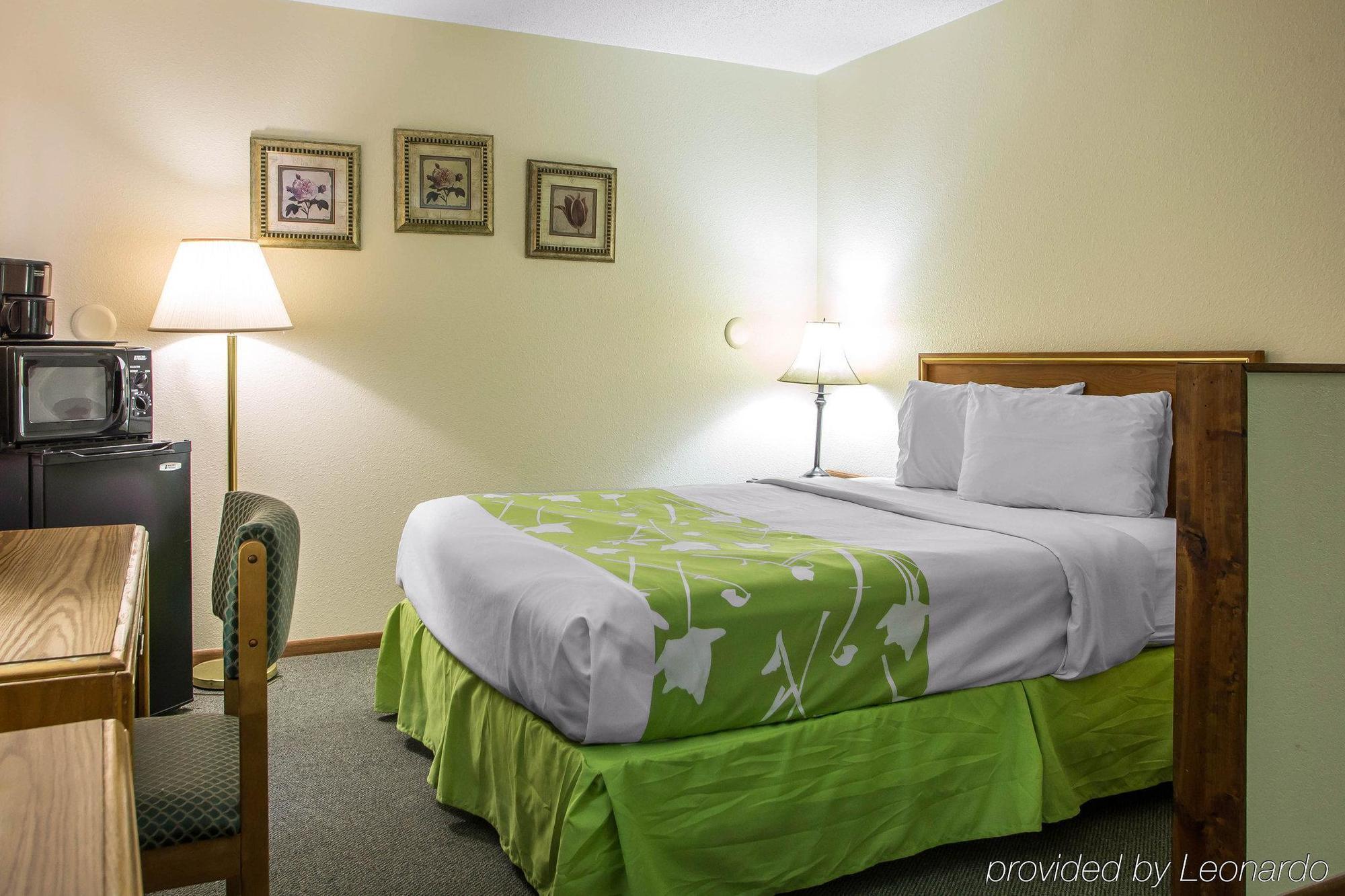 Econo Lodge Inn & Suites Дюбюк Екстер'єр фото