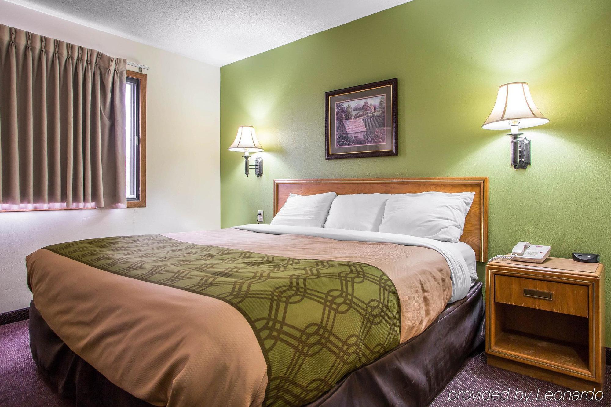 Econo Lodge Inn & Suites Дюбюк Екстер'єр фото