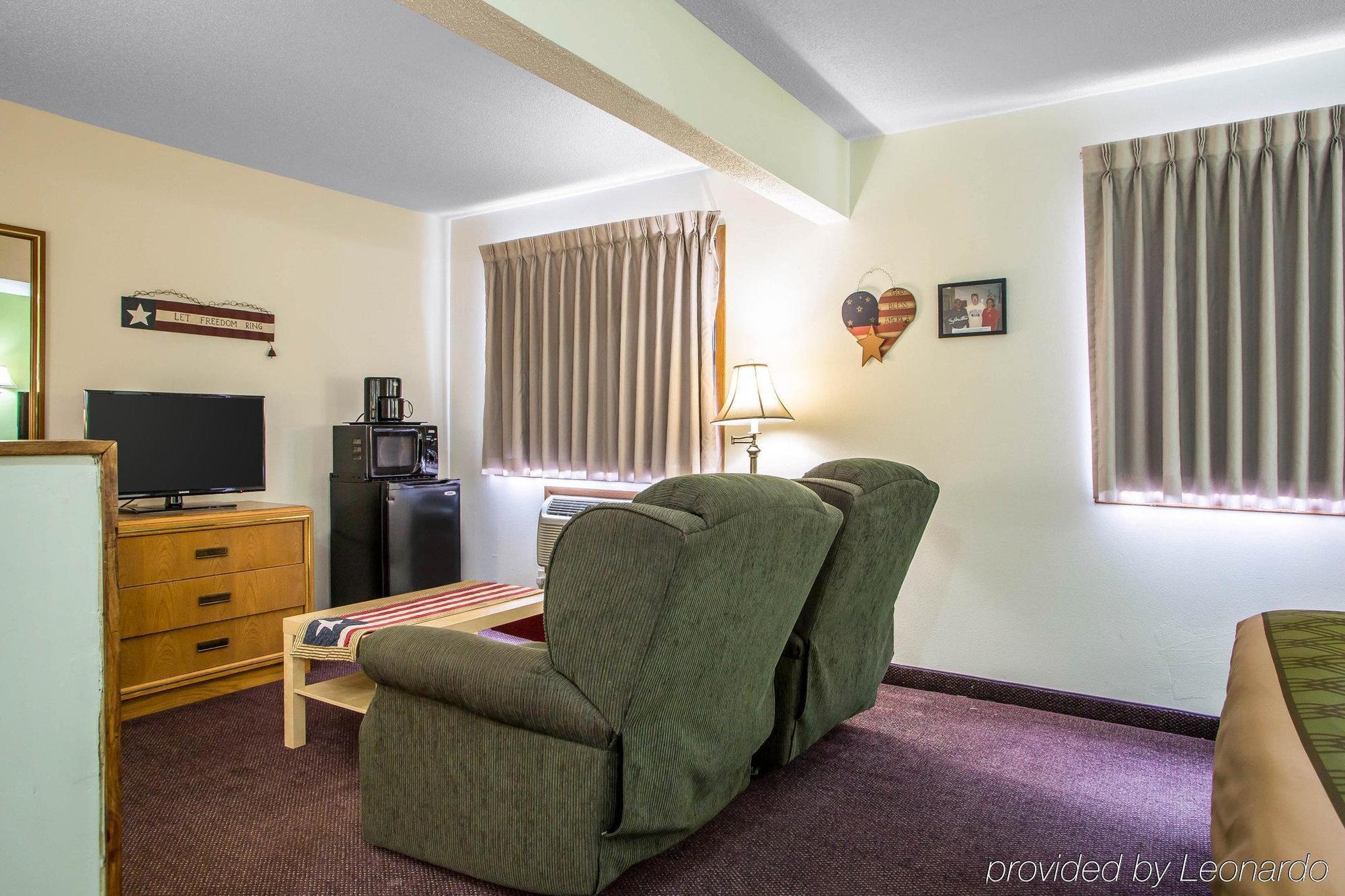 Econo Lodge Inn & Suites Дюбюк Екстер'єр фото