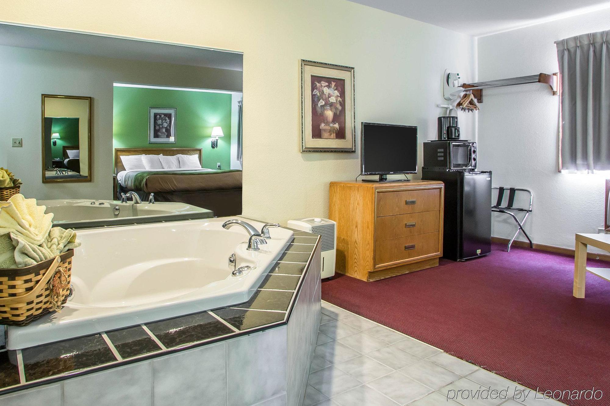 Econo Lodge Inn & Suites Дюбюк Екстер'єр фото