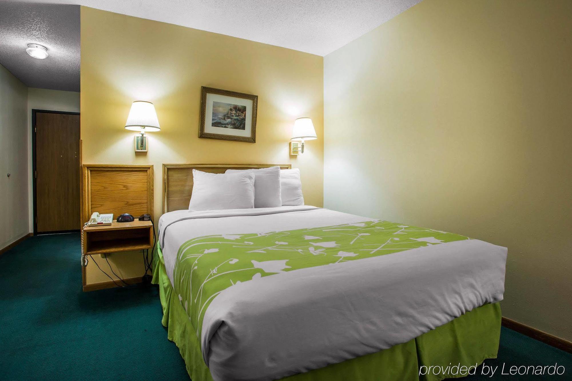 Econo Lodge Inn & Suites Дюбюк Екстер'єр фото