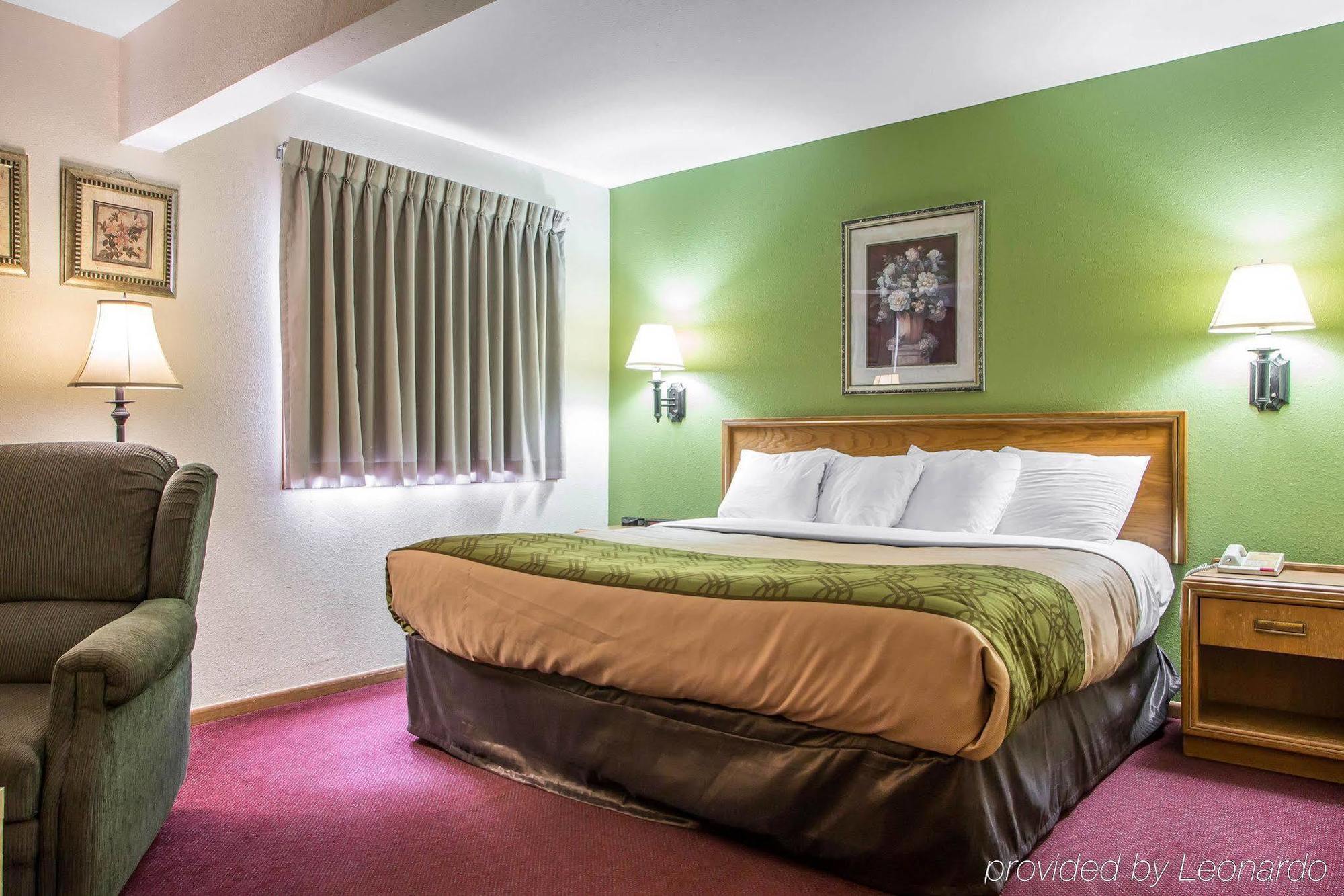 Econo Lodge Inn & Suites Дюбюк Екстер'єр фото