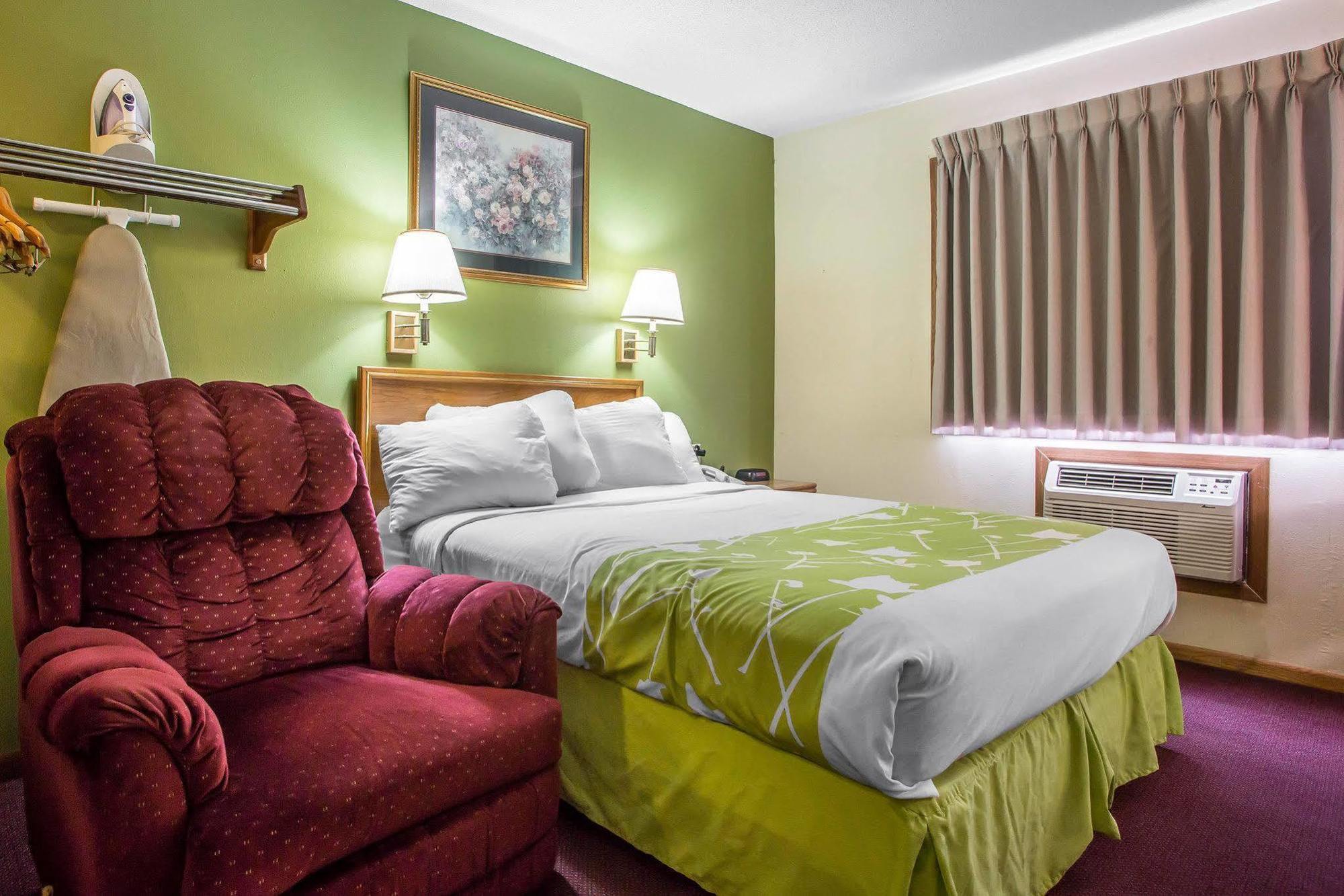 Econo Lodge Inn & Suites Дюбюк Екстер'єр фото