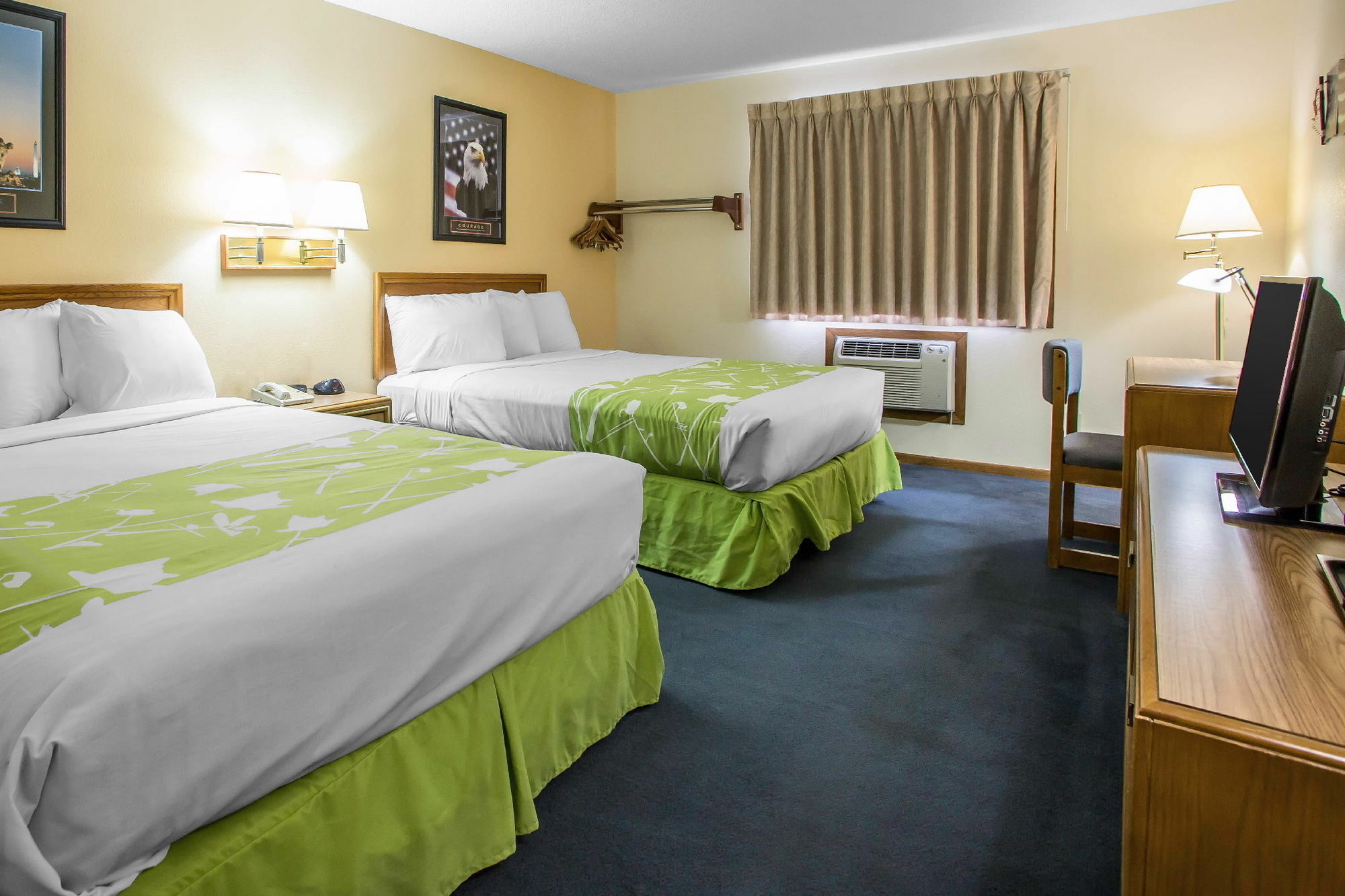 Econo Lodge Inn & Suites Дюбюк Екстер'єр фото